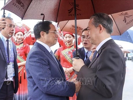 Acto de bienvenida al primer ministro Pham Minh Chinh en el aeropuerto de Nanning. (Foto: VNA)