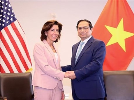 El primer ministro Pham Minh Chinh (derecha) y la representante comercial de Estados Unidos, Katherine Tai. (Foto: VNA)
