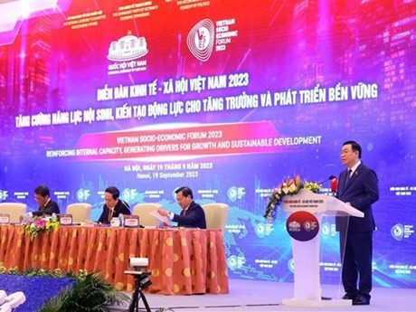 El presidente de la Asamblea Nacional de Vietnam, Vuong Dinh Hue, en el foro. (Foto: VNA)