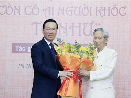 El presidente de Vietnam, Vo Van Thuong, felicita al escritor Vo Ba Cuong. (Foto: VNA)