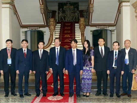 El presidente del Comité Popular de Ciudad Ho Chi Minh, Phan Van Mai, (quinta persona desde la izquierda) los delegados de Laos y Camboya (Fuente: VNA)