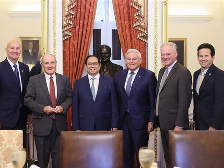 El primer ministro de Vietnam, Pham Minh Chinh (tercera persona desde la izquierda), y Bob Menendez, presidente del Comité de Relaciones Exteriores del Senado de Estados Unidos (cuarta persona desde la izquierda) en la cita. (Fuente: VNA)