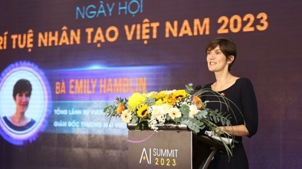 La cónsul general del Reino Unido en Ciudad Ho Chi Minh, Emily Hamblin, habla en la cita. 