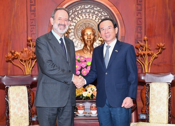 El secretario general del Partido Comunista de Vietnam en Ciudad Ho Chi Minh, Nguyen Van Nen, y el embajador de Italia en el país indochino, Marco della Seta.