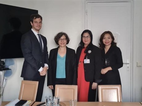 La profesora asociada y doctora Tran Thi Giang Huong, (segunda desde la derecha) y las autoridades francesas. (Fuente: VNA)