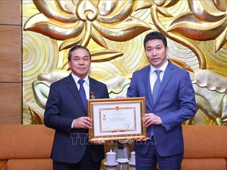 El presidente de la Unión de Organizaciones de Amistad de Vietnam, Phan Anh Son (derecha), entrega el reconocimiento al embajador de Laos en Vietnam, Sengphet Houngboungnuang. (Foto: VNA)