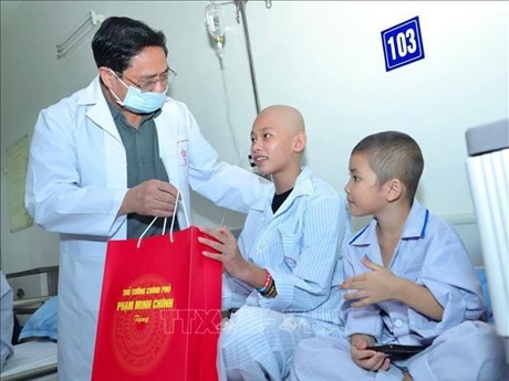 El primer ministro de Vietnam, Pham Minh Chinhentrega regalos a los niños pacientes, con motivo del Festival de Medio Otoño. (Foto: VNA)