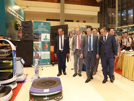 El viceprimer ministro Tran Luu Quang y líderes de Hanói visitan el espacio de promoción comercial. (Foto: VNA)