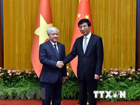 El presidente del Frente de la Patria de Vietnam, Do Van Chien, se reúne con el presidente del Comité Nacional de la Conferencia Consultiva Política del Pueblo Chino (CCPPCh), Wang Huning, durante su visita a China en julio de 2023. (Foto: VNA)
