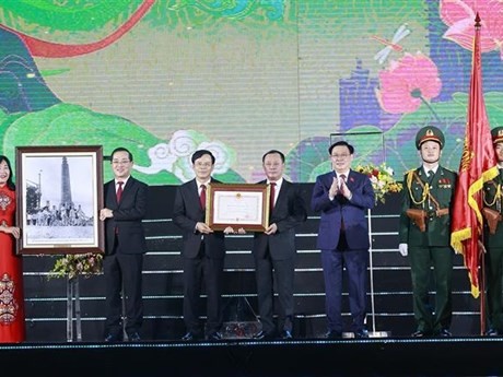 El presidente de la Asamblea Nacional de Vietnam, Vuong Dinh Hue, concede la Orden de Independencia de segunda clase a la organización del Partido, a las autoridades y al pueblo de la ciudad de Vinh (Fuente: VNA)
