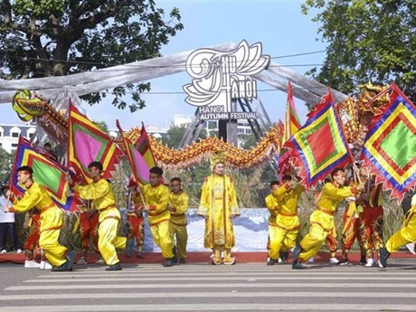 La actuación del grupo León y Dragón dio inicio al Carnaval de Otoño de Hanoi (Fuente: VNA)