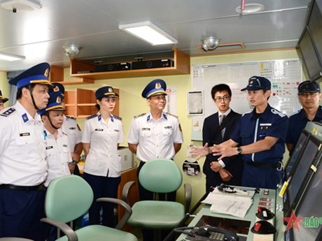 La delegación de la Guardia Costera de Vietnam visita el barco patrullero SETTSU de la Guardia Costera de Japón. (Foto: qdnd.vn)