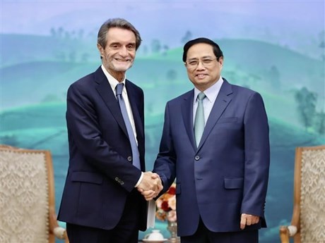 El primer ministro de Vietnam, Pham Minh Chinh, recibe al presidente de la región de Lombardía, Attilio Fontana (Fuente:VNA)