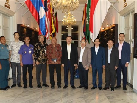 La delegación del Consejo Teórico Central del Partido Comunista de Vietnam se tomó fotografías de recuerdo con los dirigentes del Instituto Nacional de Resiliencia de Indonesia (Lemhanas) (Fuente:VNA)