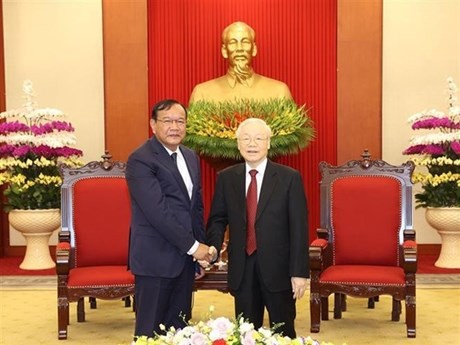 El secretario general del Partido Comunista de Vietnam, Nguyen Phu Trong, recibe al jefe de la Comisión de Relaciones Exteriores del Comité Central del Partido Popular de Camboya, Prak Sokhonn. (Fuente: VNA)