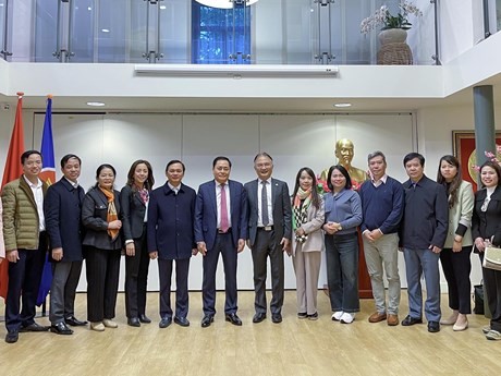 La delegación de Lang Son se tomó fotografías con el embajador y funcionarios de la Embajada de Vietnam en los Países Bajos. (Foto: baoquocte.vn)