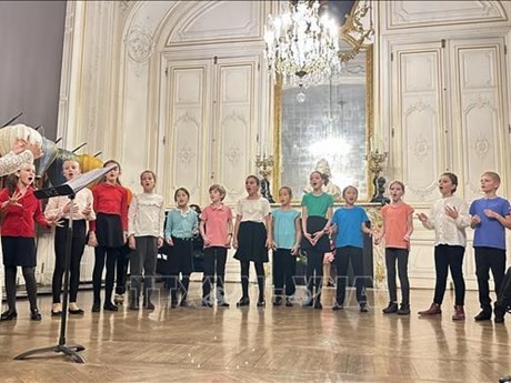 Niños franceses interpretan en la gala una serie de canciones vietnamitas. (Foto: VNA)