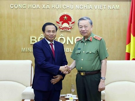 El ministro de Seguridad Pública de Vietnam, general To Lam, y el saliente jefe de la Agencia Representativa del Ministerio de Seguridad Pública de Laos en Vietnam, Phayvanh Sitthi Chanh (Fuente:VNA)