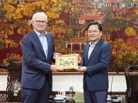 El secretario del Comité del Partido Comunista de Vietnam en Bac Ninh, Nguyen Anh Tuan, recibe al presidente de la SIA, John Neuffer.