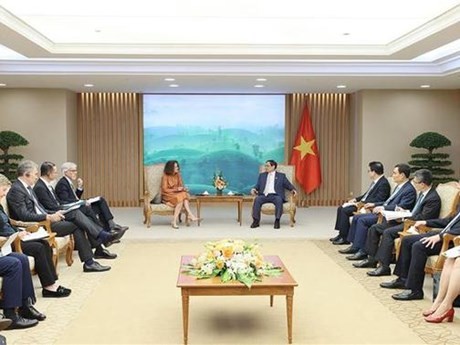 El primer ministro Pham Minh Chinh recibe a Carolyn Turk, directora del Banco Mundial en Vietnam. (Foto: VNA)