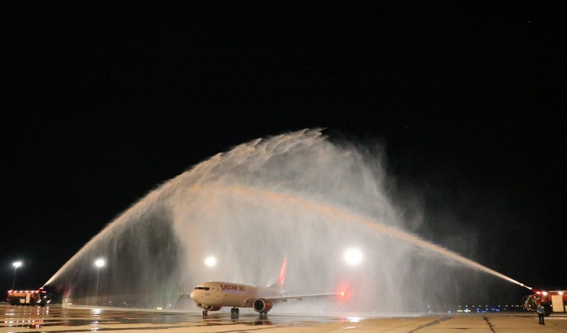 Un avión de la aerolínea Eastar Jet aterriza en el aeropuerto internacional de Cam Ranh. 