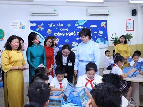 Las dos damas visitan el aula inteligente de la escuela primaria Chu Van An (Fuente: VNA)