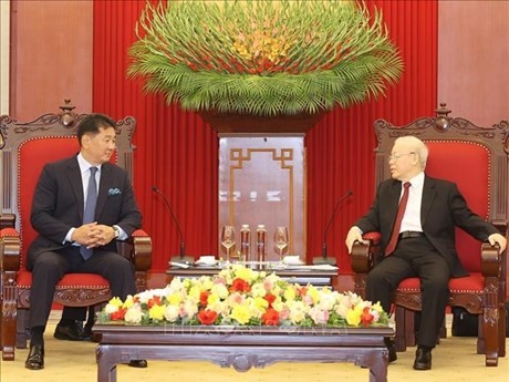 El secretario general del Partido Comunista de Vietnam (PCV), Nguyen Phu Trong (derecha), y el presidente de Mongolia, Ukhnaagiin Khürelsükh. (Foto: VNA)