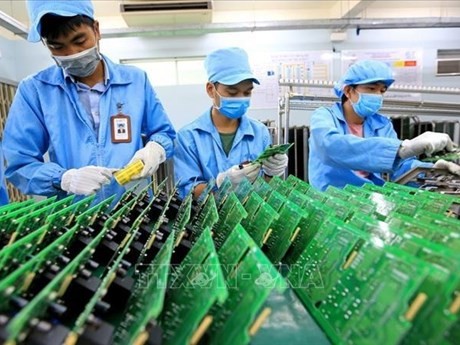 La línea de producción de medidores electrónicos en una empresa vietnamita cumple con los estándares. (Fuente:VNA)