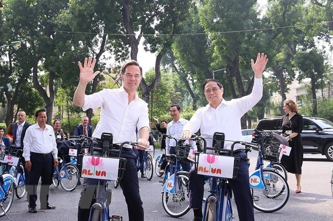 Premieres de Vietnam y Países Bajos recorren calles de Hanói en bicicleta