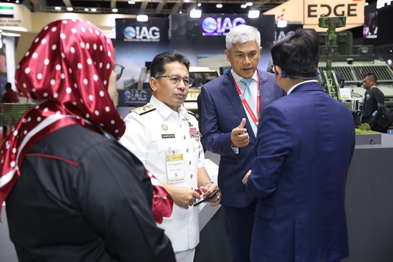 El contraalmirante de la Flota Occidental de la Marina Real de Malasia, Shamsuddin Bin HJ Ludin, visita el stand de Viettel.