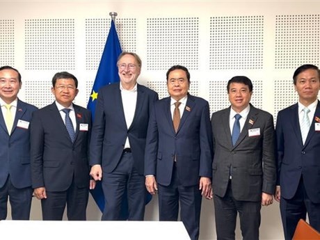 En la cita entre el presidente de la Comisión de Comercio Internacional del Parlamento Europeo (INTA), Bernd Lange, y el vicepresidente permanente de la Asamblea Nacional del país indochino, Tran Thanh Man (Fuente:VNA)