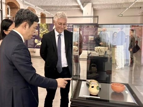 El director del Centro de Conservación del Patrimonio Thang Long-Hanói, Nguyen Thanh Quang, presenta una reliquia en el evento (Fuente:VNA)