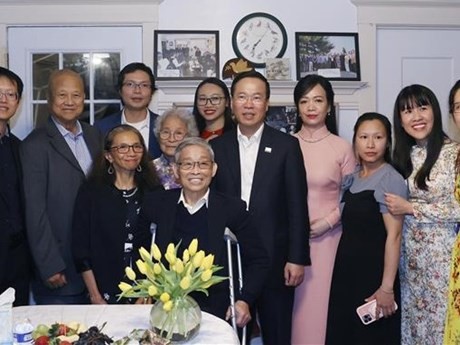 El presidente de Vietnam, Vo Van Thuong (quinta persona desde la derecha), y vietnamitas residentes en EE.UU. en la vivienda del coterráneo Pham Van Tich. (Fuente: VNA)