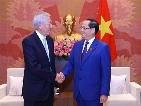El vicepresidente de la Asamblea Nacional de Vietnam, teniente general Tran Quang Phuong, recibió al ministro principal de alto nivel y ministro coordinador de Seguridad Nacional de Singapur, Teo Chee Hean, (Fuente:VNA)