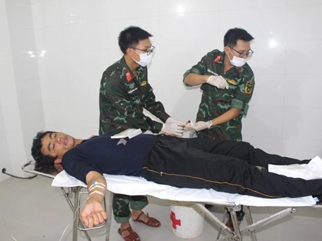 Pescador herido recibe atención urgente en Truong Sa (Fuente:VNA)