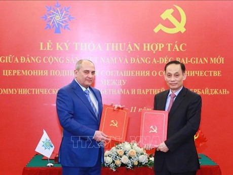 Le Hoai Trung (derecha), jefe de la Comisión de Relaciones Exteriores del Comité Central del PCV, y Tahir Budagov, vicepresidente del Partido Nuevo Azerbaiyán. (Foto: VNA)