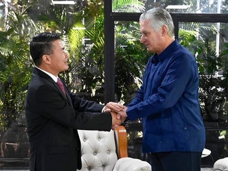 El primer secretario del Partido Comunista y presidente de Cuba, Miguel Díaz-Canel Bermúdez, y el embajador de Vietnam en Cuba, Le Thanh Tung (Fuente:VNA)