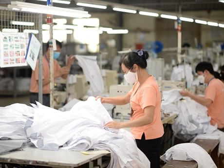 Las empresas nacionales de textiles y prendas de vestir están utilizando muchas formas de mantener las actividades de producción, los empleos y los ingresos de los trabajadores. Foto VNA