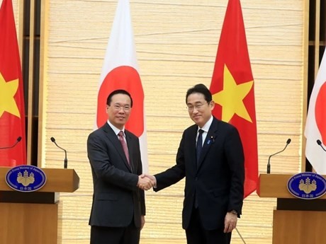 El presidente de Vietnam, Vo Van Thuong, y el primer ministro japonés, Kishida Fumio (Fuente:VNA)