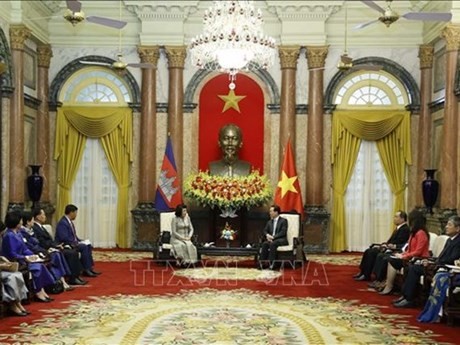 El presidente Vo Van Thuong (derecha) recibe a la presidenta de la Asamblea Nacional de Camboya, Samdech Khuon Sudary. (Foto: VNA)
