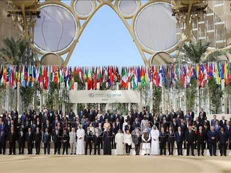 El primer ministro Pham Minh Chinh y representantes de los países asistentes a la COP28 se tomaron una fotografía grupal. (Foto: VNA)