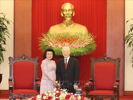El secretario general del Partido Comunista de Vietnam (PCV), Nguyen Phu Trong, y la presidenta de la Asamblea Nacional de Camboya, Khuon Sudary. (Foto: VNA)