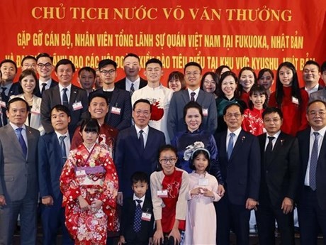 El presidente Vo Van Thuong con funcionarios y empleados del Consulado General de Vietnam en Fukuoka y representantes de la comunidad vietnamita en la zona de Kyushu. Foto: VNA