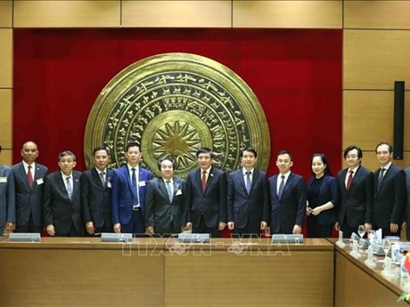 El secretario general de la Asamblea Nacional de Vietnam, Bui Van Cuong, y su homólogo camboyano, Leng Peng Long, y delegados de ambas partes. (Foto: VNA)