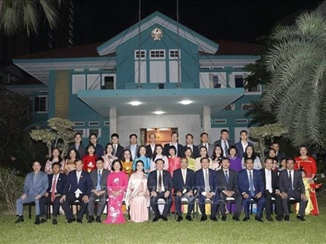 El presidente de la Asamblea Nacional, Vuong Dinh Hue, se reúne con funcionarios y personal de la Embajada de Vietnam en Tailandia. (Foto: VNA)
