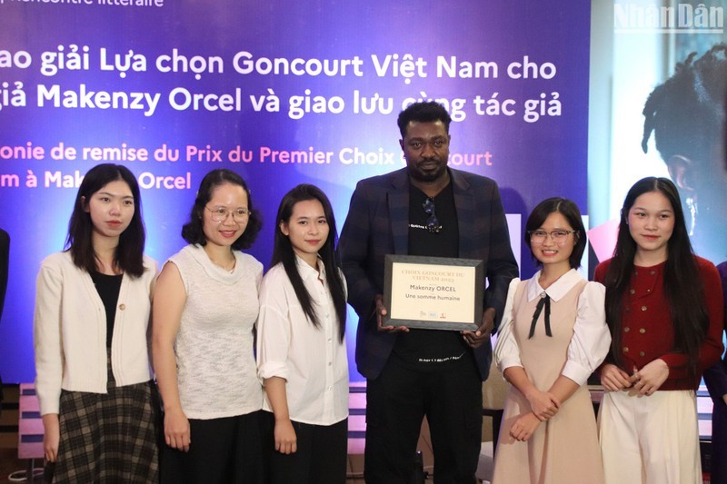 Escritor haitiano recibe premio de literatura francesa en Vietnam.