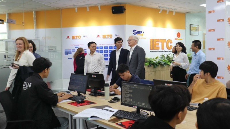 Vietnam y Estados Unidos fortalecen cooperación en industria de semiconductores.