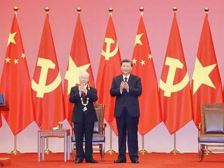 El secretario general del Partido Comunista de Vietnam, Nguyen Phu Trong, (I) y el secretario general del Partido Comunista y presidente de China, Xi Jinping, en el Gran Palacio del Pueblo en Pekín en la tarde del 31 de octubre de 2022. (Fuente: VNA)