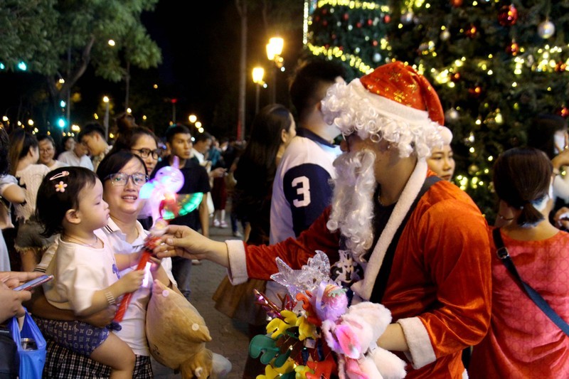 Atmosfera de alegría impera en Ciudad Ho Chi Minh en víspera de Navidad