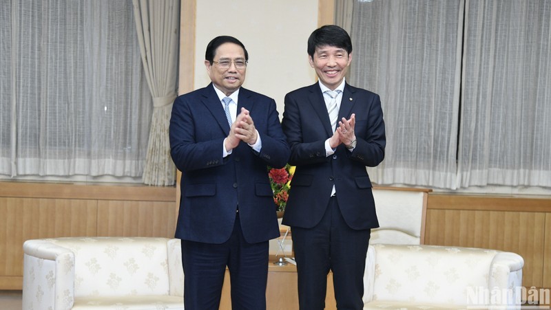 El primer ministro Pham Minh Chinh y el gobernador de la prefectura de Gunma, Yamamoto Ichita.